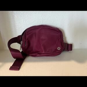 2L Lululemon Everywhere belt bag in Red Merlot